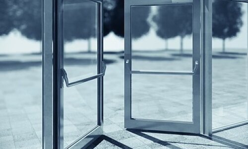 Hinweise zu Antipanik-Türen und Fluchttürsysteme