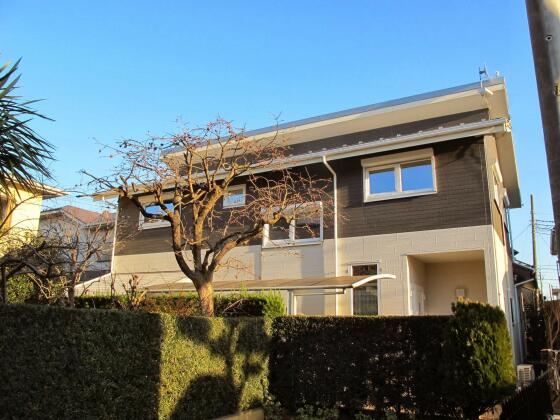 Energieerzeugendes Haus: TROCAL Fenster, Türen und Sonnenschutz in Tokio